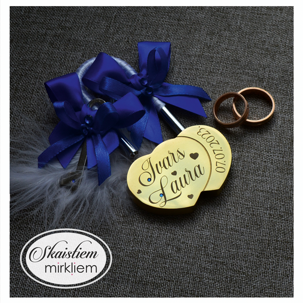 Gravēta slēdzene Ivars un Laura ar karaliski zilu lentīti un datumu