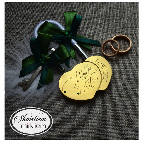 Gravēta slēdzene Monta un Artūrs ar zaļo toņu dekoratīvām lentītēm