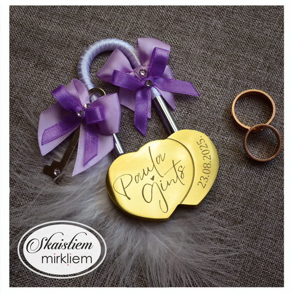 Kāzu slēdzene ar gravējumu Paulai un Gintam, datumu un lillā lentīti