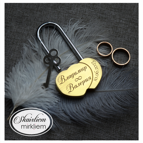 Personalizēta slēdzene ar vārdiem kirilicā un bezgalības simbolu