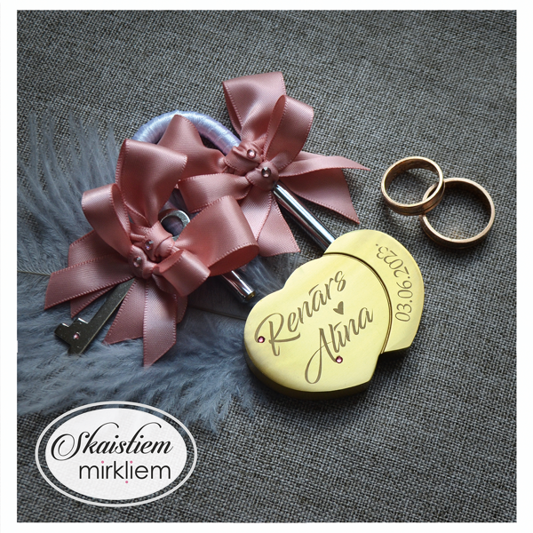 Gravēta slēdzene Renārs un Alīna ar vecrozā dekoratīvo lentīti un pērlītēm