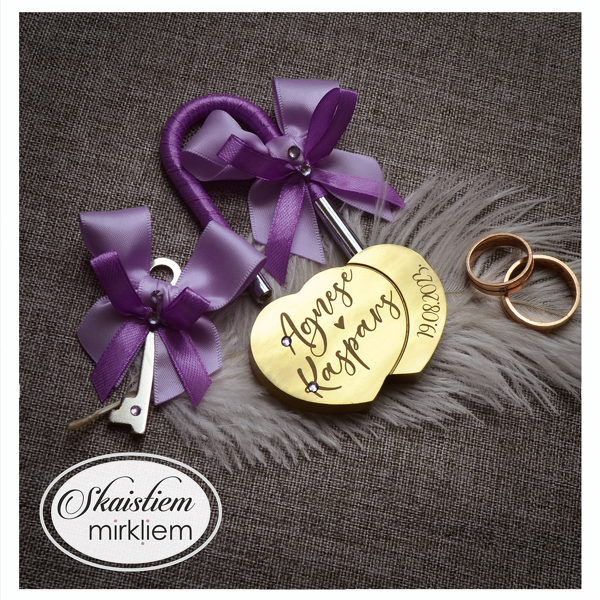 Personalizēta slēdzene Agnese un Kaspars ar violetu lentīti un datumu