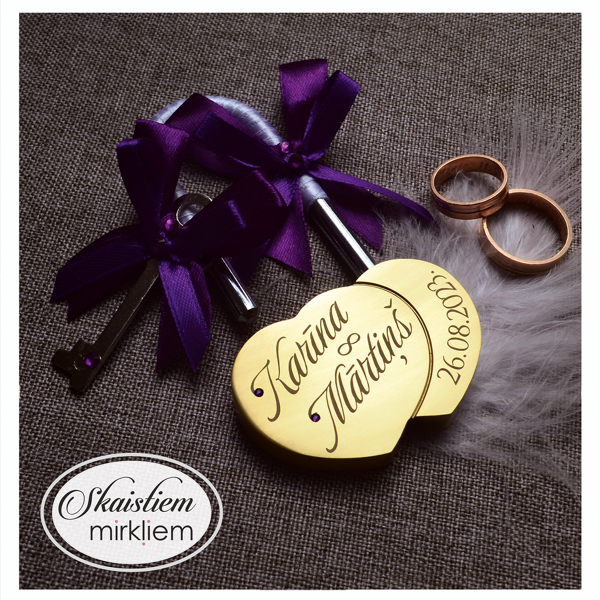 Zelta kāzu slēdzene Karīna un Mārtiņš ar tumši violetu lentītes dekoru