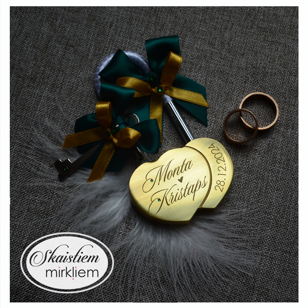 Zelta kāzu slēdzene Monta un Kristaps ar tumši zaļu un zelta toņu lentītēm