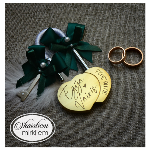 Gravēta slēdzene Egija un Vairis ar zaļu lentīti un individuālu dizainu