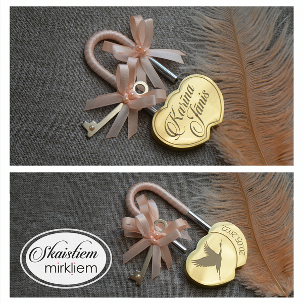 Kāzu slēdzene ar gravējumu "Karīna un Jānis un dzērvi" ar persiku krāsas lentīti