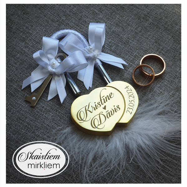 Kāzu slēdzene Kristīne un Dāvis ar baltu lentīti un pērlīšu dekoru