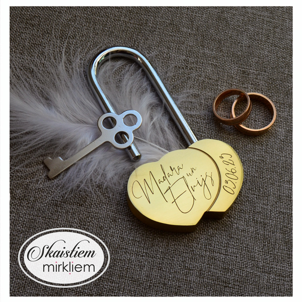 Gravēta slēdzene Madara un Elvijs ar elegantu kursīva fontu un datumu