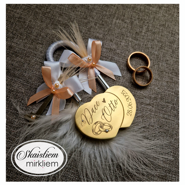 Burvīga kāzu slēdzene ar vārdiem, gredzenu, ko papildina lentītes un spalviņas