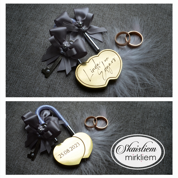 Kāzu slēdzene ar vārdiem un datumu, ko papildina pelēkā toņa lentītes