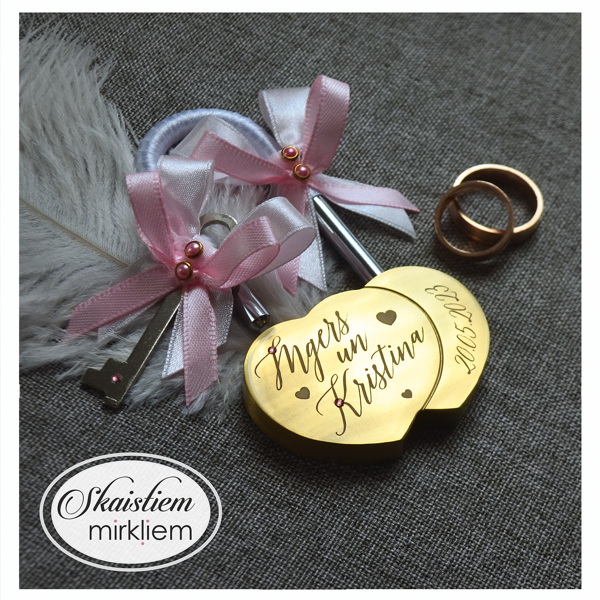 Kāzu slēdzene ar personalizētu dizainu un gaiši rozā lentītēm