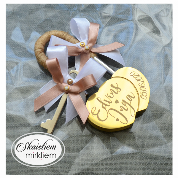 Kāzu slēdzene Edvīns un Inga ar divkrāsu lentīti boho stila kāzām