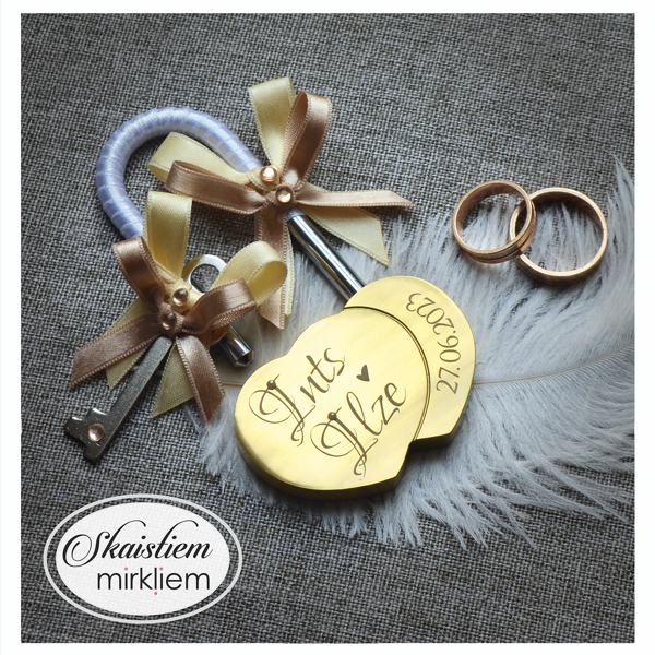 Gravēta slēdzene Ints un Ilze ar zeltainu lentīti un pērlītēm