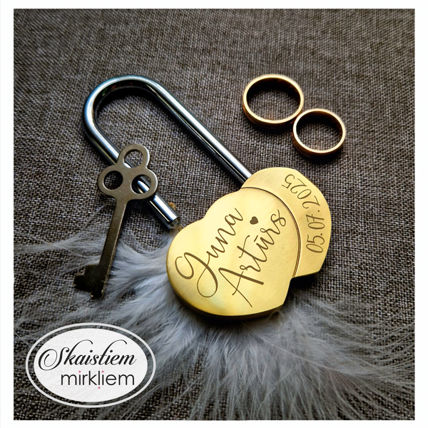 Gravēta slēdzene Guna un Artūrs ar sirds simbolu un kaligrāfisku fontu