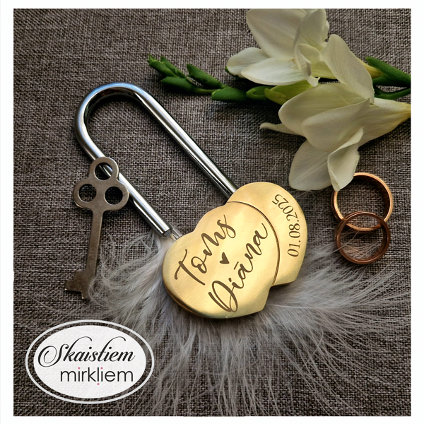 Gravēta kāzu slēdzene ar vārdiem, datumu un sirsniņu