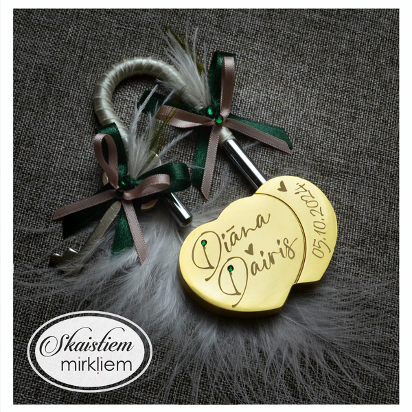 Kāzu atslēga ar gravējumu Diāna un Dainis, datumu un lentītēm/spalviņām