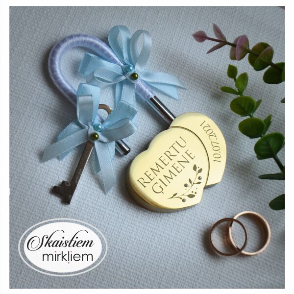 Kāzu slēdzene ar gravējumu Remertu ģimenei ar gaiši zilu lentīti