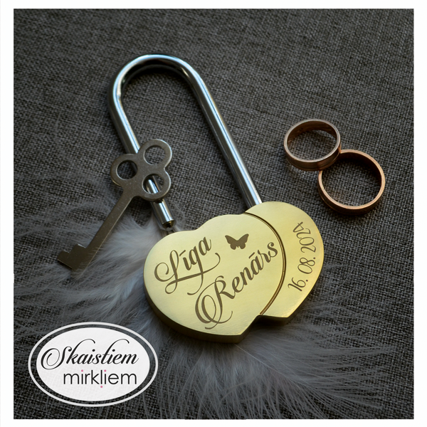 Slēdzene ar gravējumu Līgai un Renāram, kāzu datums un taurentiņš