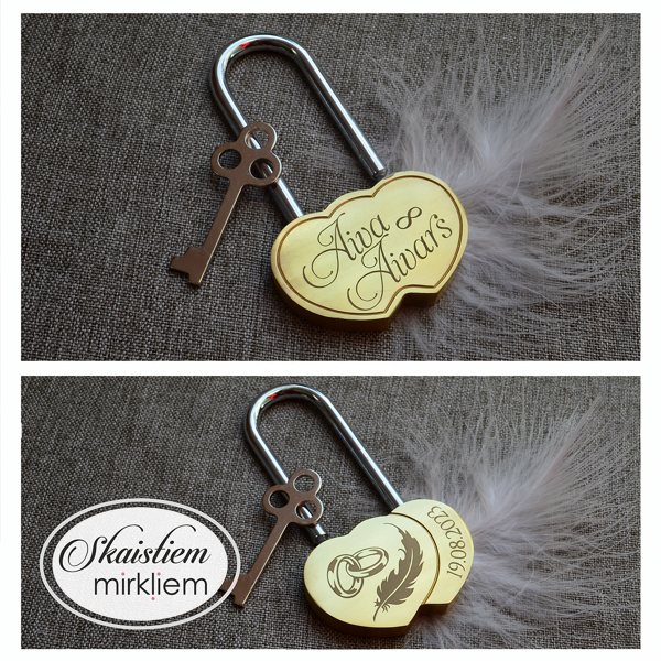 Zelta slēdzene ar vārdiem, bezgalības simbolu, datumu, gredzeniem un spalvas zīmējumu