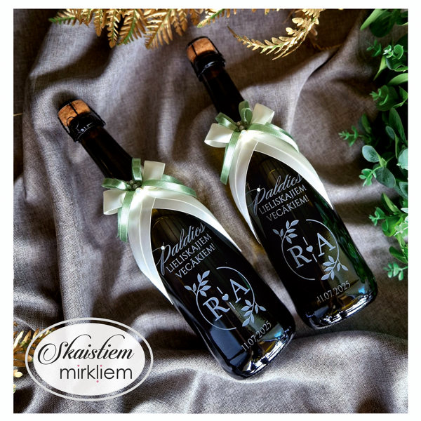 pudeles ar gravējumu vecākiem