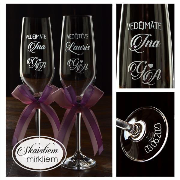 Gravējums vedējiem Inai un Laurim ar iniciāļiem, datumu un violetām lentēm