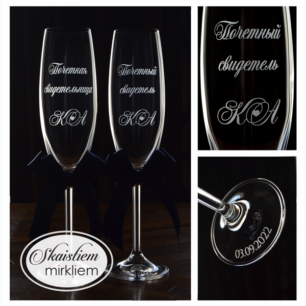 Vedēju glāzes ar iniciāļiem un datumu, ko papildina tumši zilas lentītes