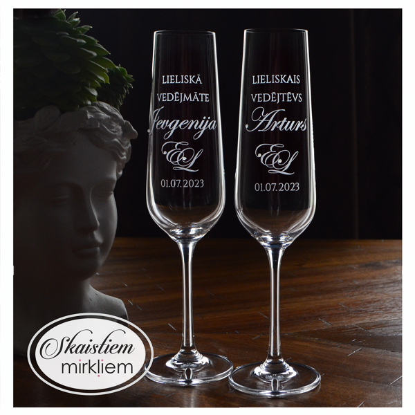 Glāzes "Lieliskā vedējmāte Jevgenija" un "Lieliskais vedējtēvs Artūrs" ar iniciāļiem