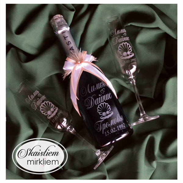 Kāzu gadadienas dāvanu komplekts – gravēta pudele un šampanieša glāzes ar personalizētu te