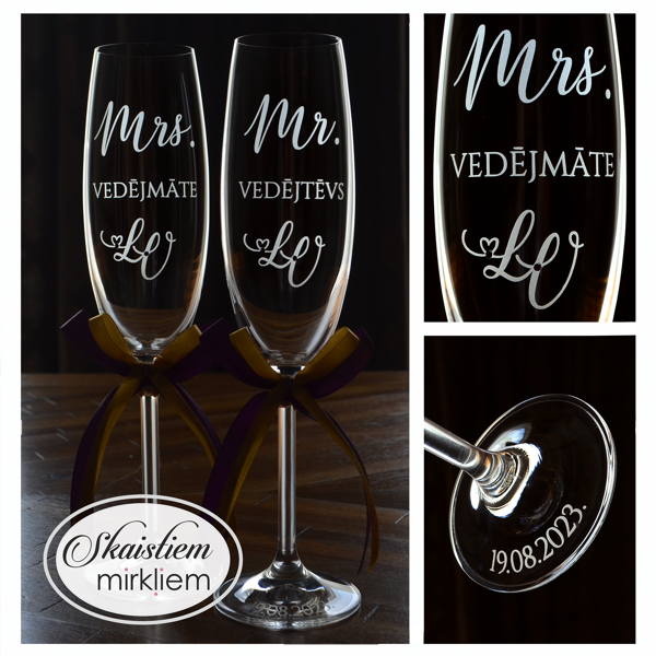 Vedēju glāzes ar tituliem "Mrs. Vedējmāte" un "Mr. Vedējtēvs" un lentēm