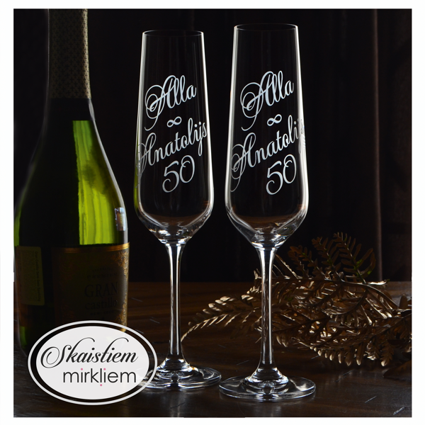 Dāvana 50 gadu kāzu jubilejā – gravētas šampanieša glāzes ar vārdiem Alla un Anatolijs