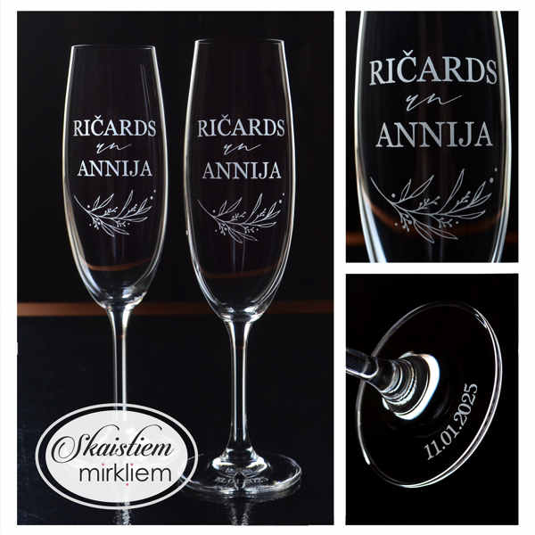 Gravētas kāzu glāzes Ričardam un Annijai ar smalku lapu zaru motīvu un datumu uz kājiņas