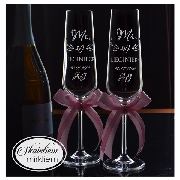 Glāzes vedējiem "Mr. & Mrs. Liecinieki" ar sirds motīvu un rozā lentēm