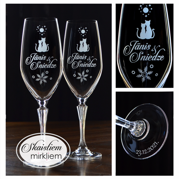 Gravētas kāzu glāzes Jānim un Sniedzei ar kaķu siluetiem mēnesnīcā un sniegpārslu motīvu