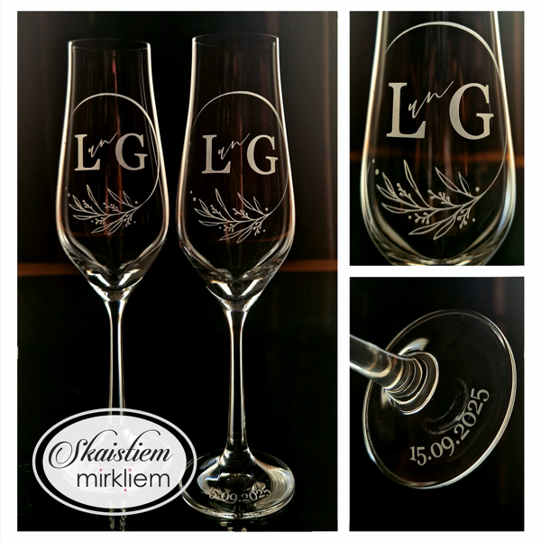 Gravējums ar iniciāļiem L un G un vijīgu lapu motīvu, ar datumu uz glāzes kājiņas