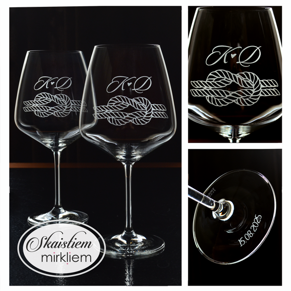 Vīna glāzes ar iniciāļiem K un D, kas papildināti ar dekoratīvo jūrnieku mezglu