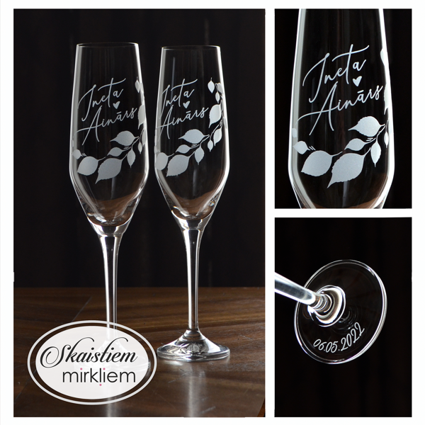 Kāzu glāzes Inetai un Aināram ar smalku bērza lapu zīmējumu un datumu uz glāzes pamatnes