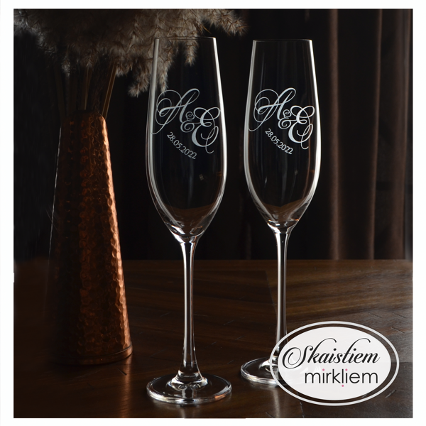 Kāzu glāzes ar grezniem iniciāļiem A un E un datumu