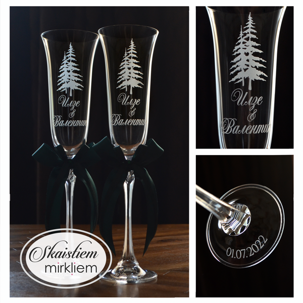 Elegants gravējums kāzu glāzēm ar egļu motīvu un vārdiem meža tematikas kāzām