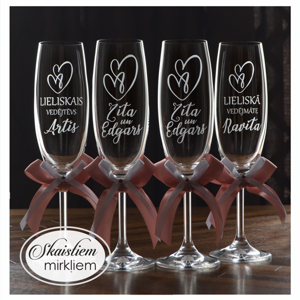 Personalizētas kāzu glāzes ar vārdu un sirds gravējumu rozā toņos