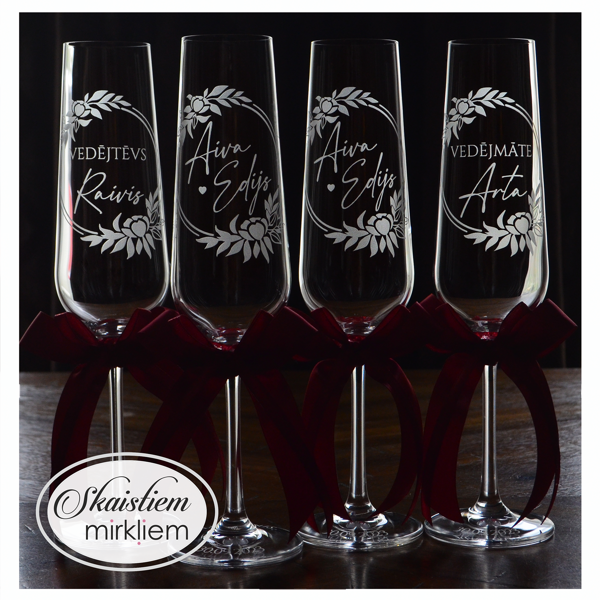 Saskaņotas kāzu glāzes ar ziedu motīva gravējumu un bordo krāsas lentēm