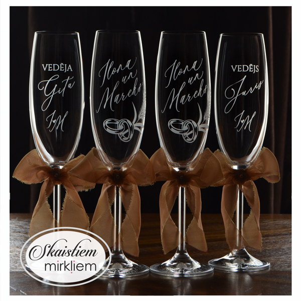 Personalizētas kāzu glāzes ar gredzenu un vārpu zīmējumu un zelta krāsas lentēm