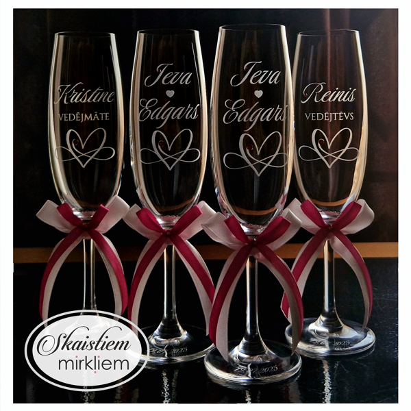 Personalizētas kāzu glāzes ar savītu sirsniņu gravējumu un rozā lentēm