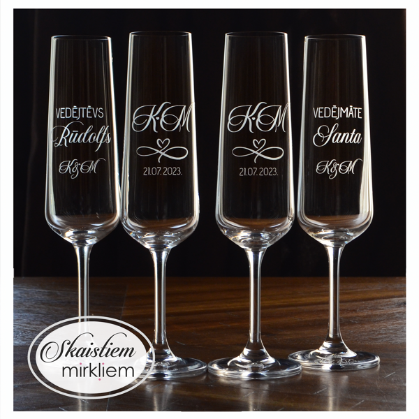 Kāzu šampanieša glāzes ar klasisku iniciāļu un datuma gravējumu