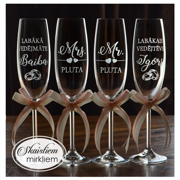 Kāzu glāžu komplekts ar Mr. un Mrs. gravējumu un krēmkrāsas lentēm