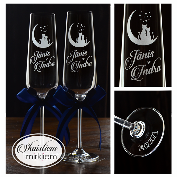 Gravētas kāzu glāzes Jānim un Indrai ar mēness un kaķu siluetu motīvu un zilām lentēm