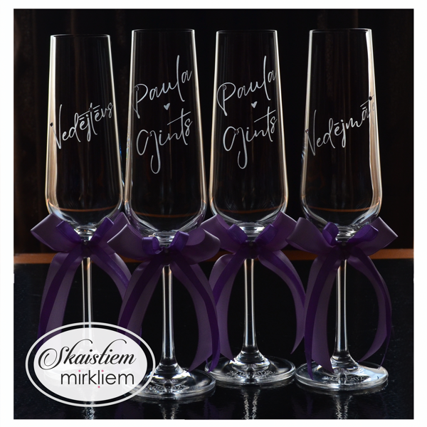 Kāzu šampanieša glāzes ar elegantu vārdu gravējumu un violetām lentēm