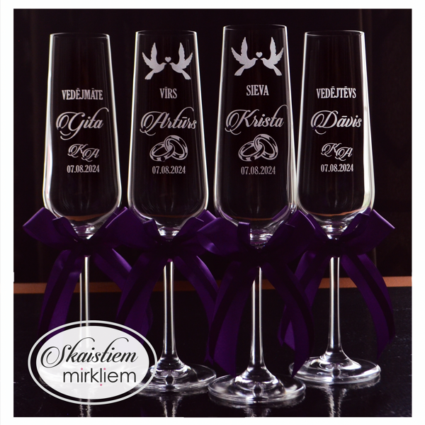 Kāzu glāzes ar dūju un gredzenu motīva gravējumu un tumši violetām lentēm