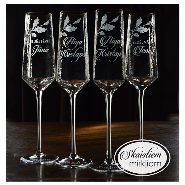 Elegantas šampanieša glāzes ar ozolzara gravējumu un vārdiem