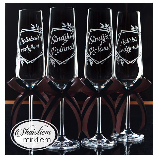 Personalizētas kāzu glāzes ar vārdu gravējumu rombu ietvarā un lentēm