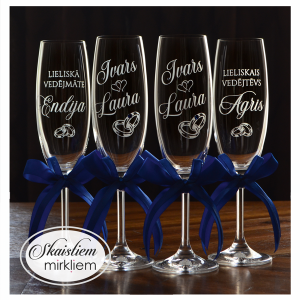 Kāzu glāzes ar sirsniņu motīva, gredzenu gravējumu un karaliski zilām dekoratīvajām lentēm